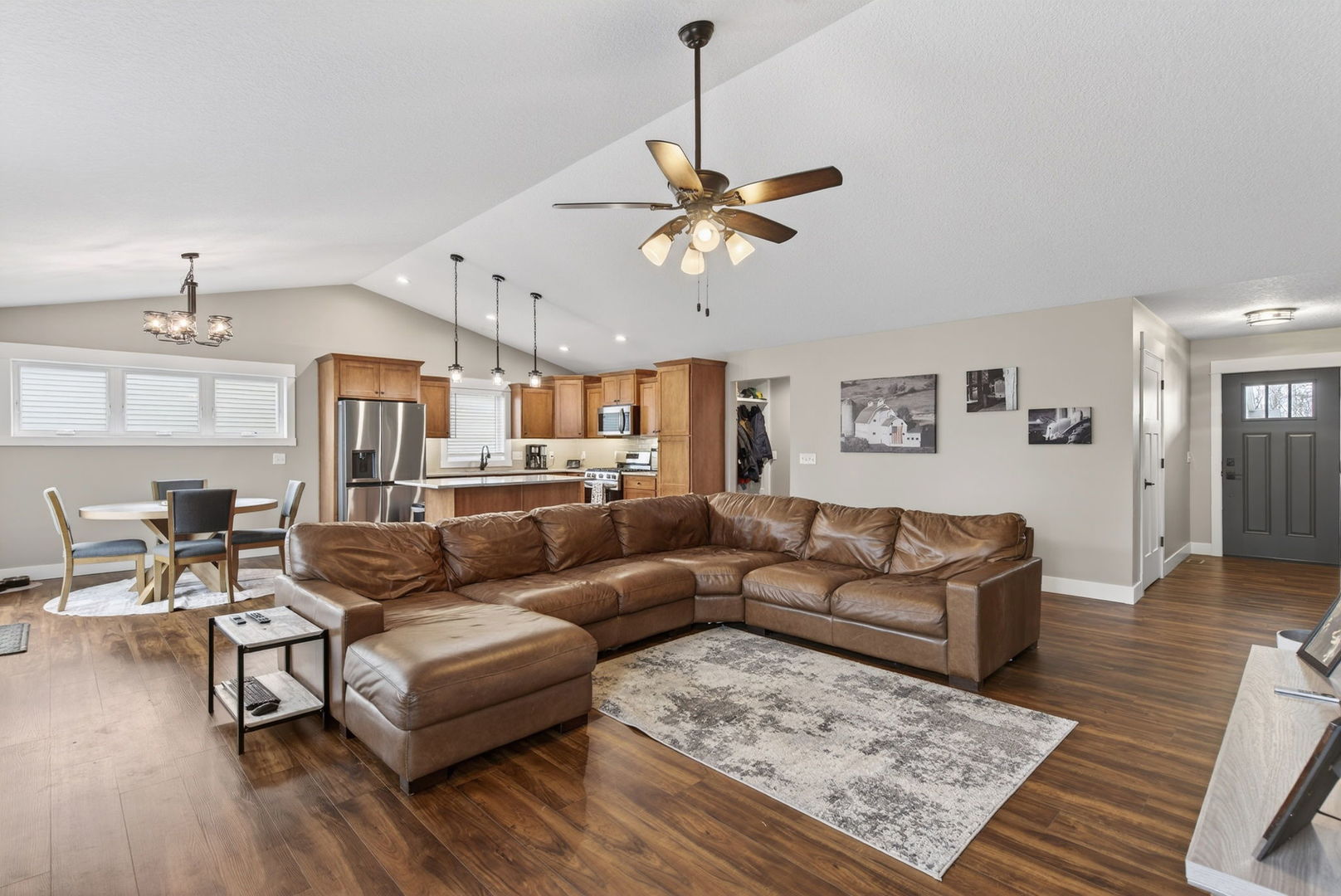 1439 Rhinelander Drive Davenport, IA 52804 - Photo 8 of 43 a living room with furniture