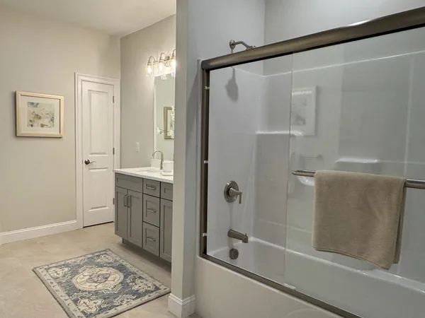 $3,650 | 74 Rockingham Road, Unit 108, Derry, NH 03038