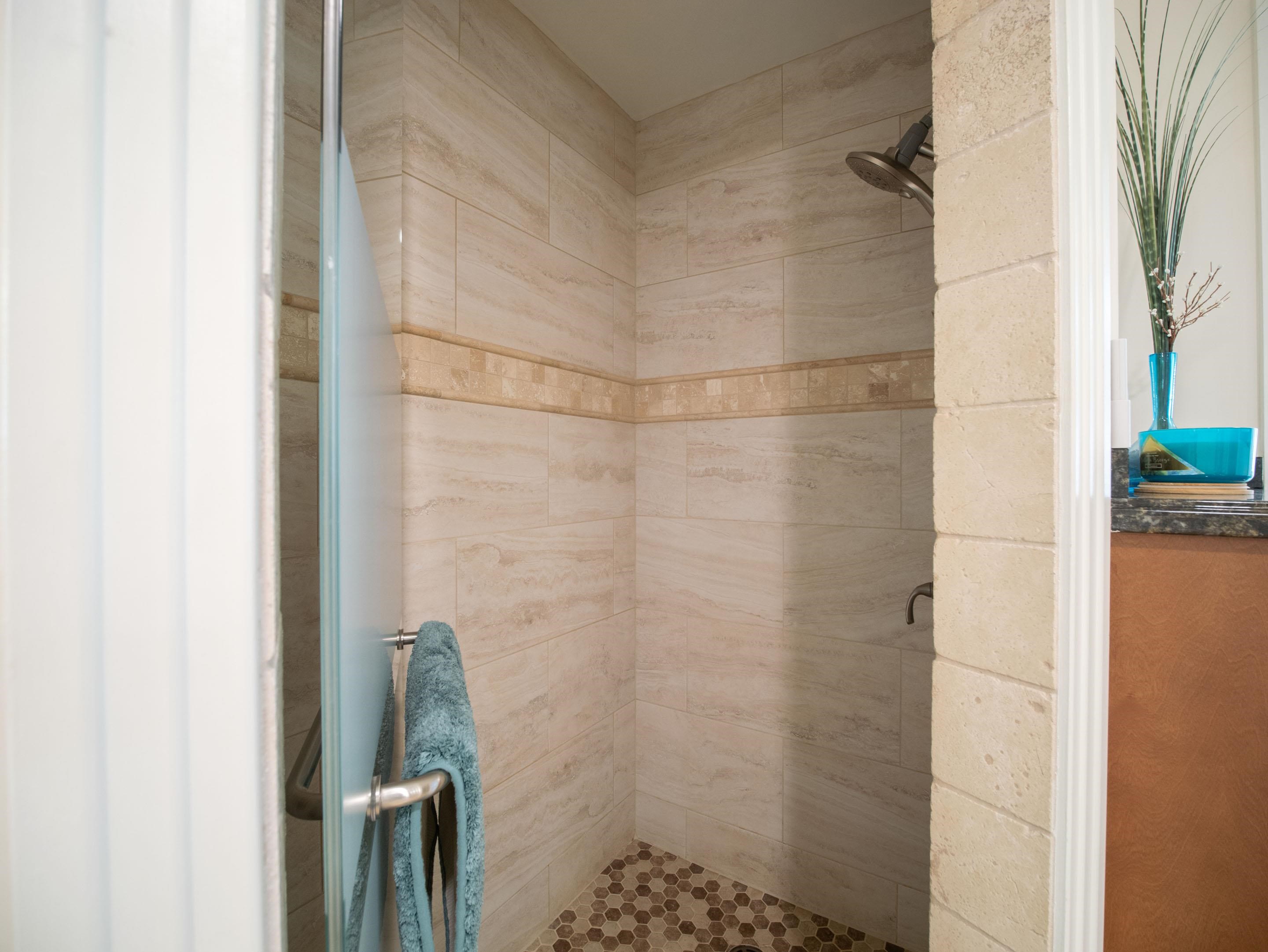 72 Kainui Loop, Unit 70A Kihei, HI 96753 - Photo 33 of 50 a bathroom with a shower