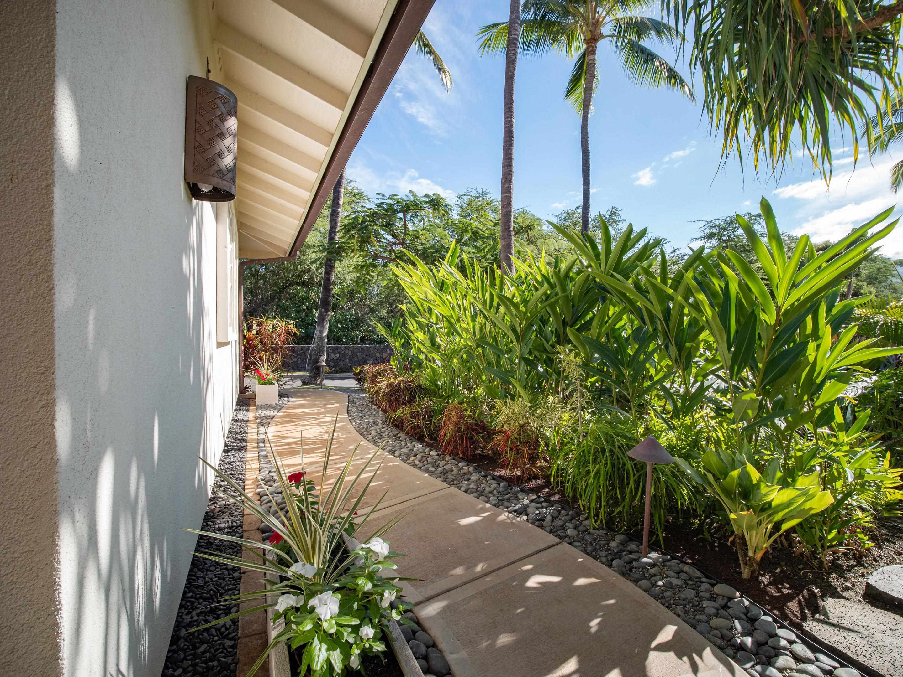 72 Kainui Loop, Unit 70A Kihei, HI 96753 - Photo 5 of 50 a view of a yard with potted plants