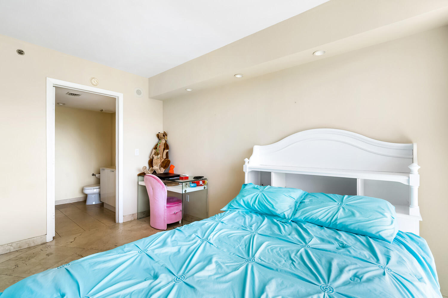 18911 Collins Avenue, Unit 506 ON 5 Sunny Isles Beach, FL 33160 - Photo 45 of 88 a bedroom with a bed and a lamp