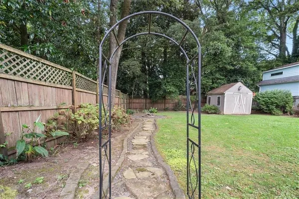 a view of a backyard