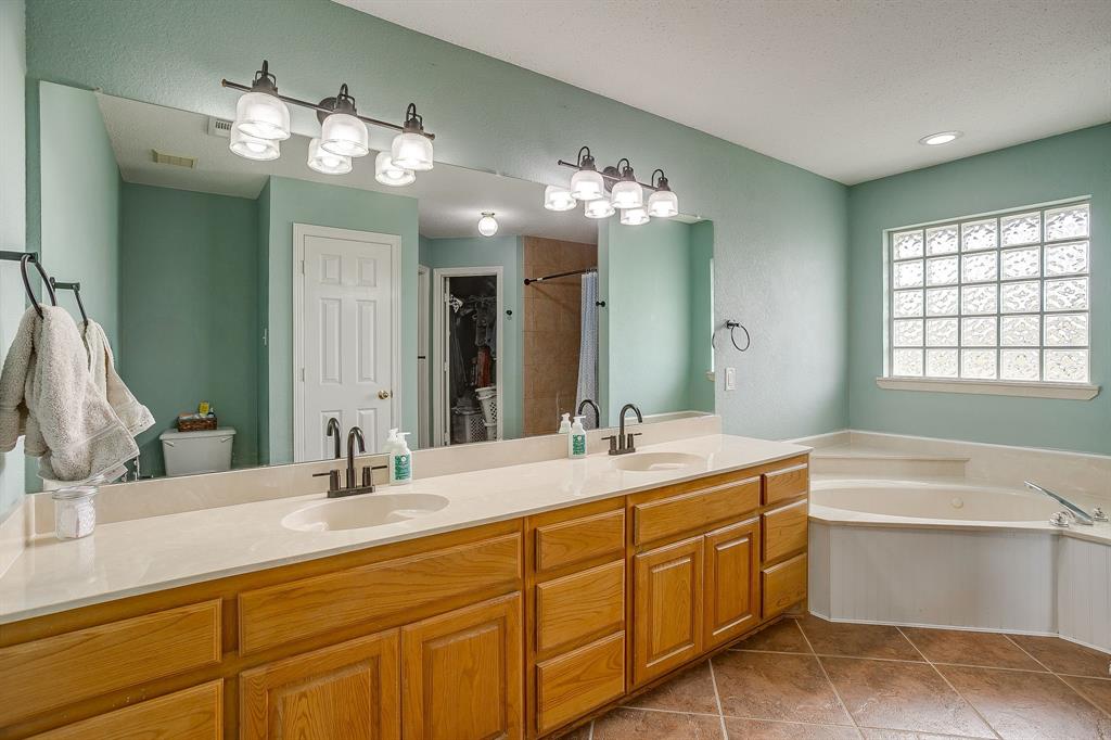1050 Hampel Road Palmer, TX 75152 - Photo 23 of 35 a bathroom with a tub sink and mirror