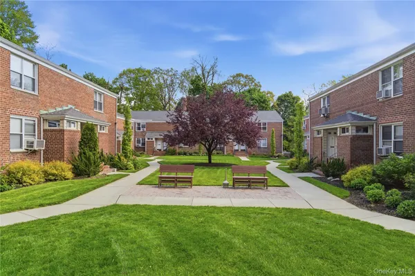 $420,000 | 83t Edwards Street, Unit 2A, Roslyn Heights, NY 11577