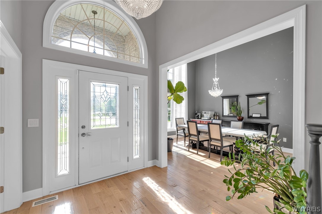 580 North Forest Road Amherst, NY 14221 - Photo 11 of 32 Foyer