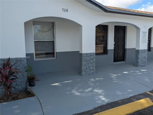 a view of livingroom with furniture