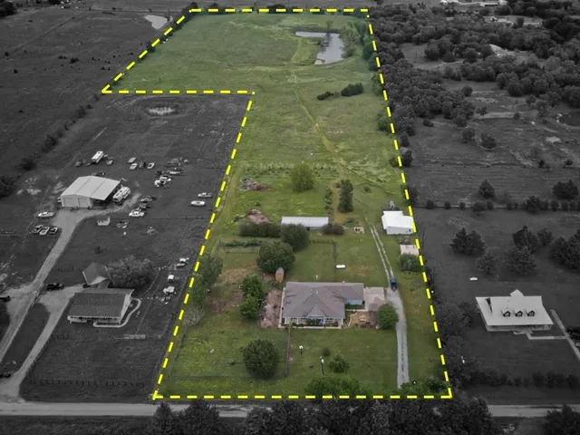 an aerial view of a yard