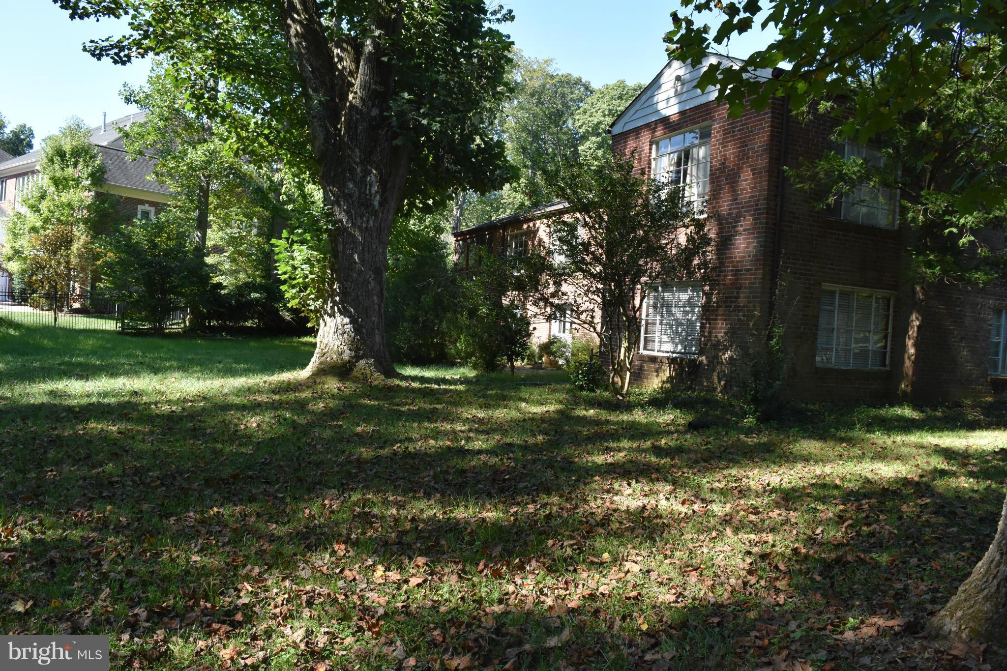 8601 Beech Tree Road Bethesda, MD 20817 - Photo 5 of 16 Back of House