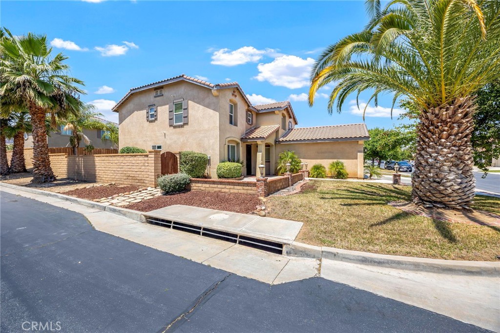 151 Ropango Way Hemet, CA 92545 - Photo 4 of 28 a view of a house with a swimming pool and a chair
