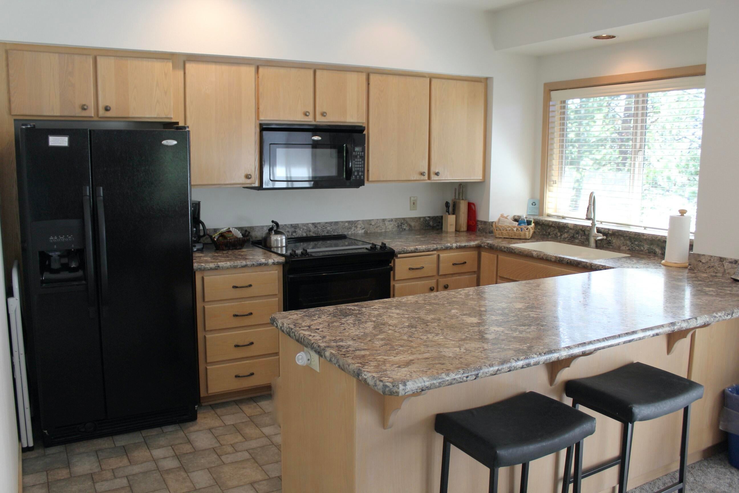 57319 Beaver Ridge Loop, Unit 2D1 Sunriver, OR 97707 - Photo 9 of 28 9-kit-breakbar-R2