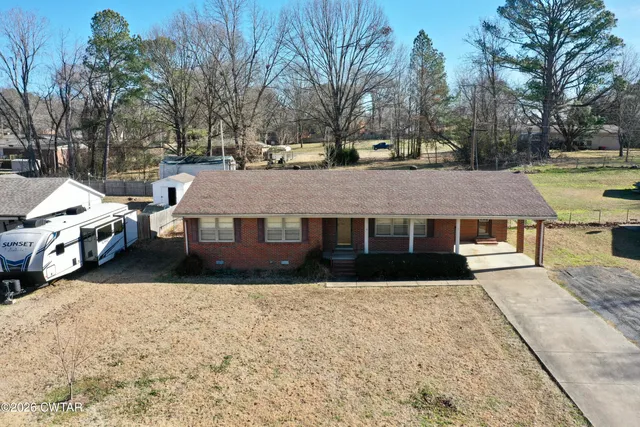 a view of house with a yard