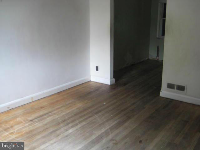 542 Chalcot Square Baltimore, MD 21221 - Photo 6 of 18 Living Room