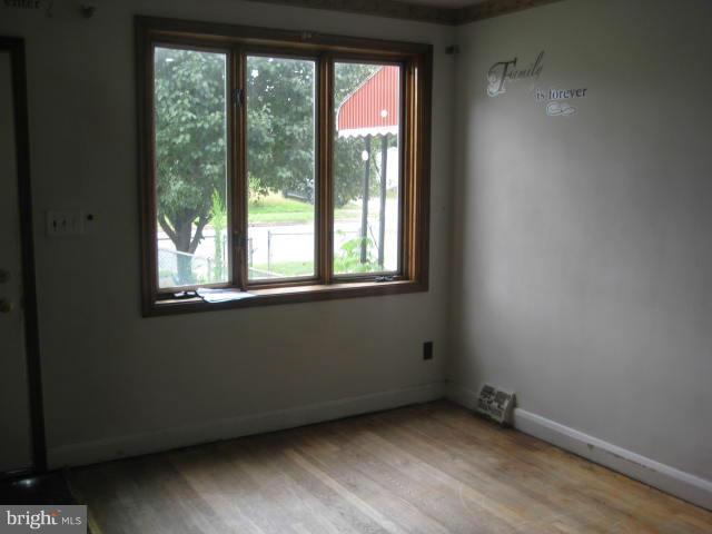 542 Chalcot Square Baltimore, MD 21221 - Photo 7 of 18 Living Room