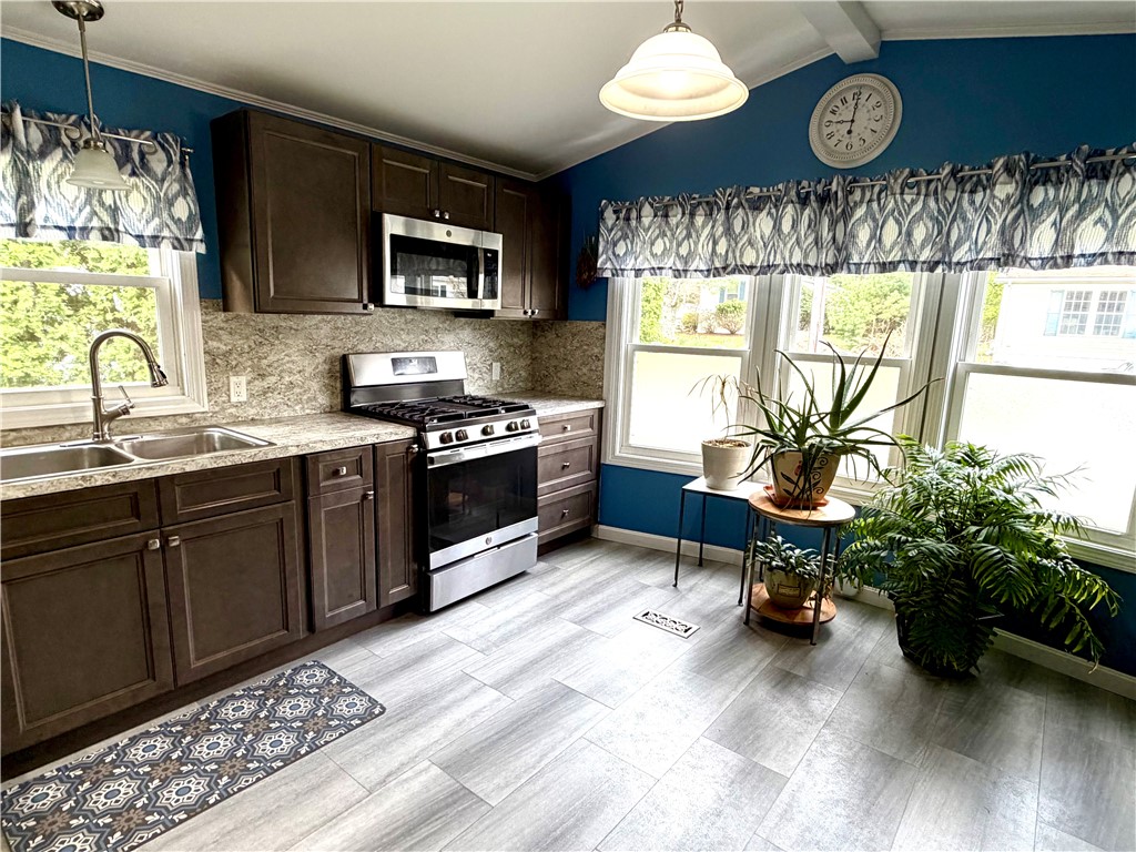 464 Gardiner Road Richmond, RI 02892 - Photo 8 of 37