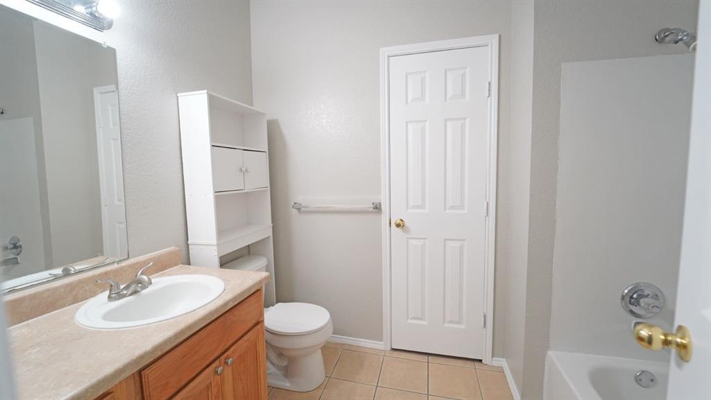 112 Collett Court Weatherford, TX 76088 - Photo 3 of 18