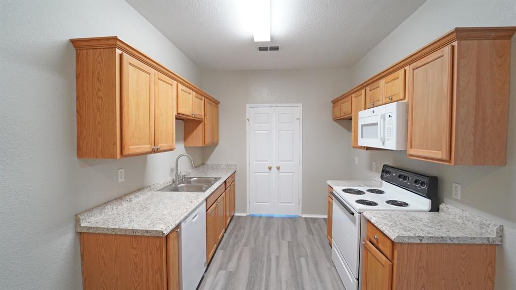 112 Collett Court Weatherford, TX 76088 - Photo 6 of 18