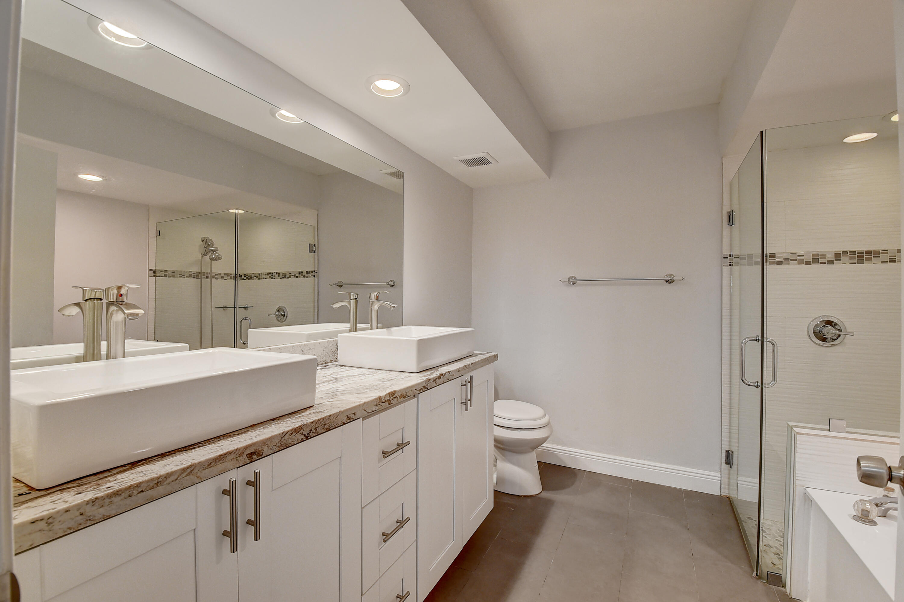 8559 Shawe Way Boca Raton, FL 33433 - Photo 17 of 28 Primary Bathroom