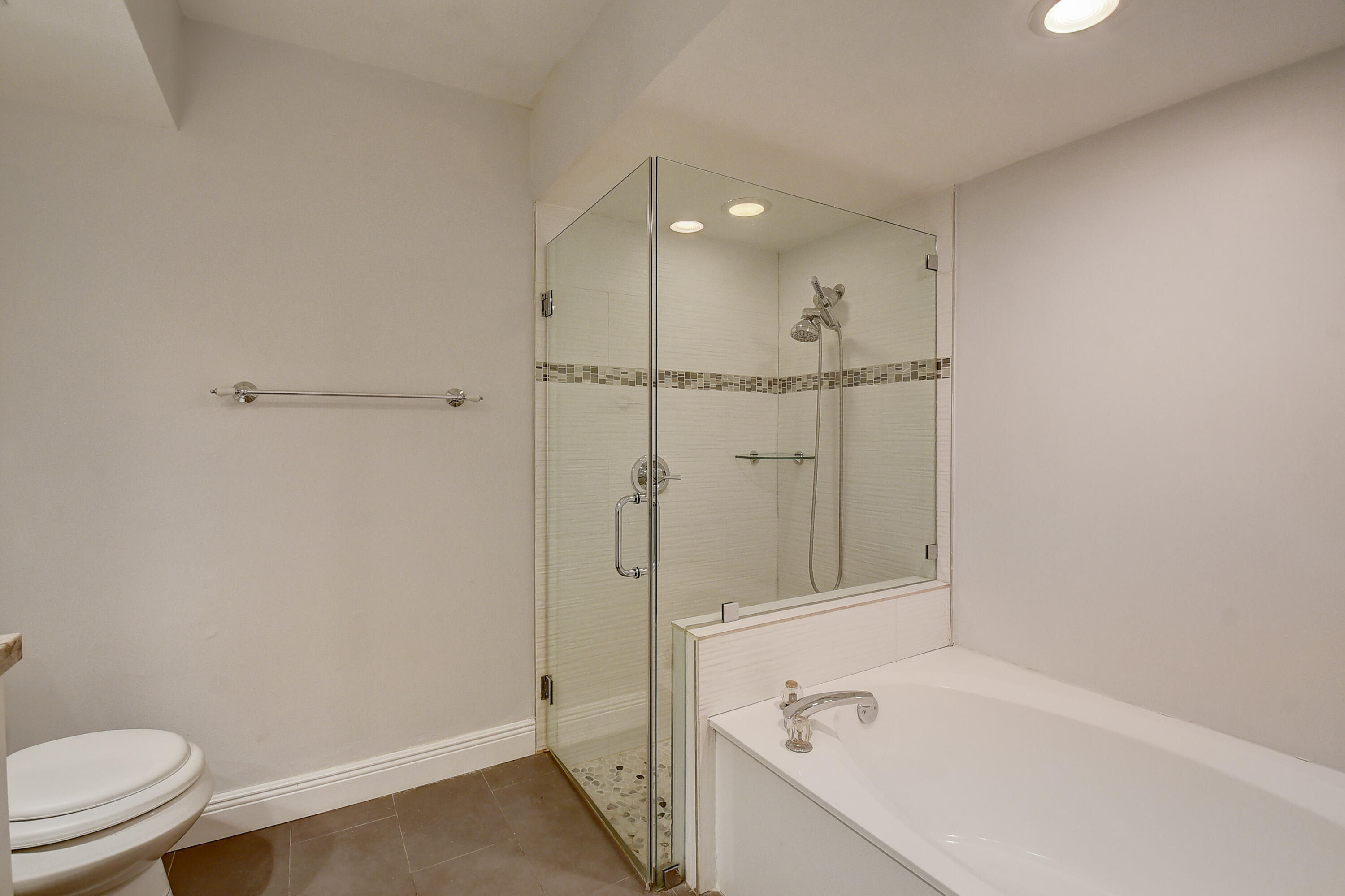 8559 Shawe Way Boca Raton, FL 33433 - Photo 18 of 28 Primary Bathroom