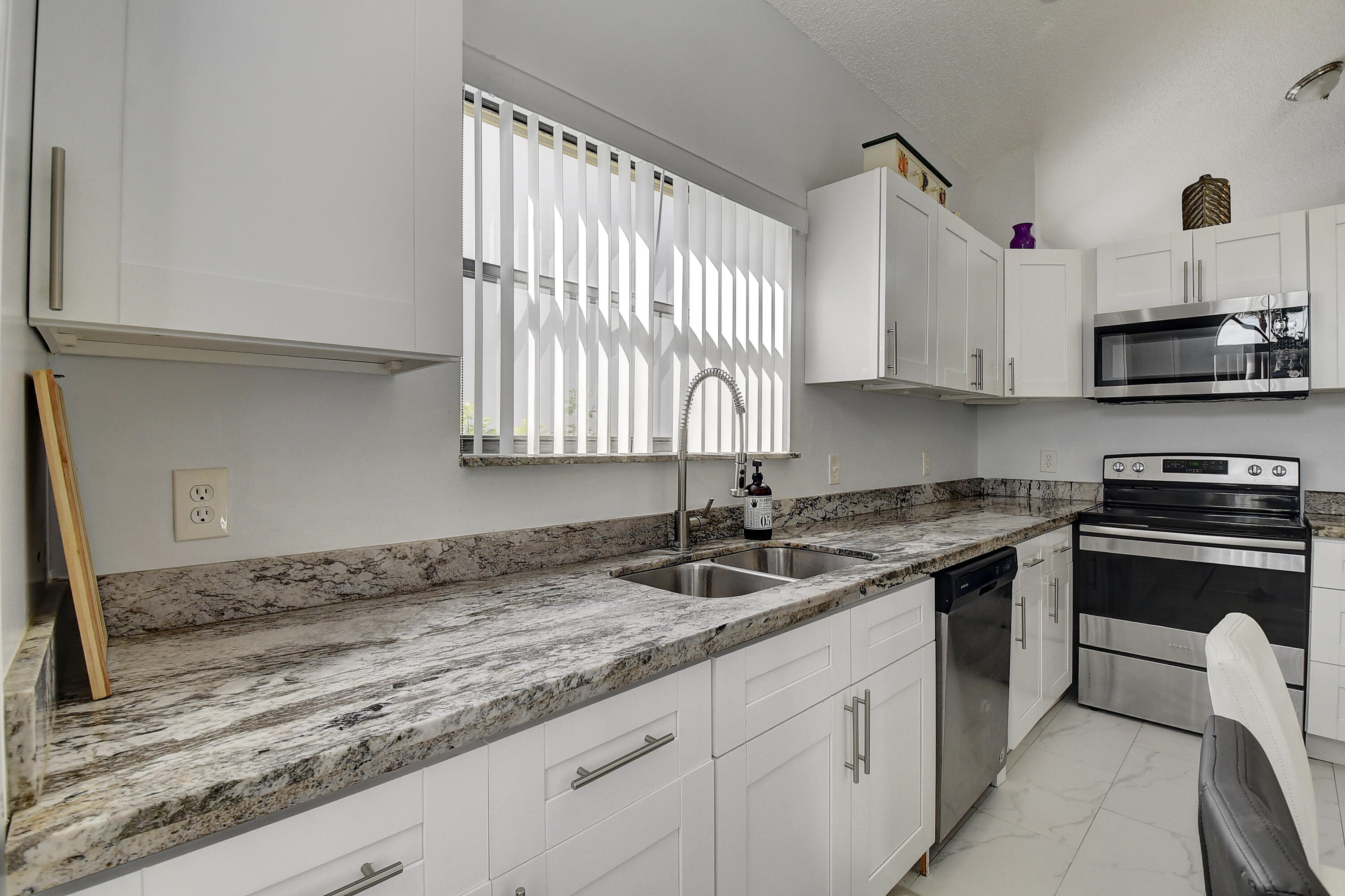 8559 Shawe Way Boca Raton, FL 33433 - Photo 10 of 28 Kitchen