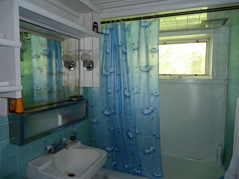 312 Elmbrook Road Beaver Falls, PA 15010 - Photo 15 of 24 Full Bath. Tub & shower combo.