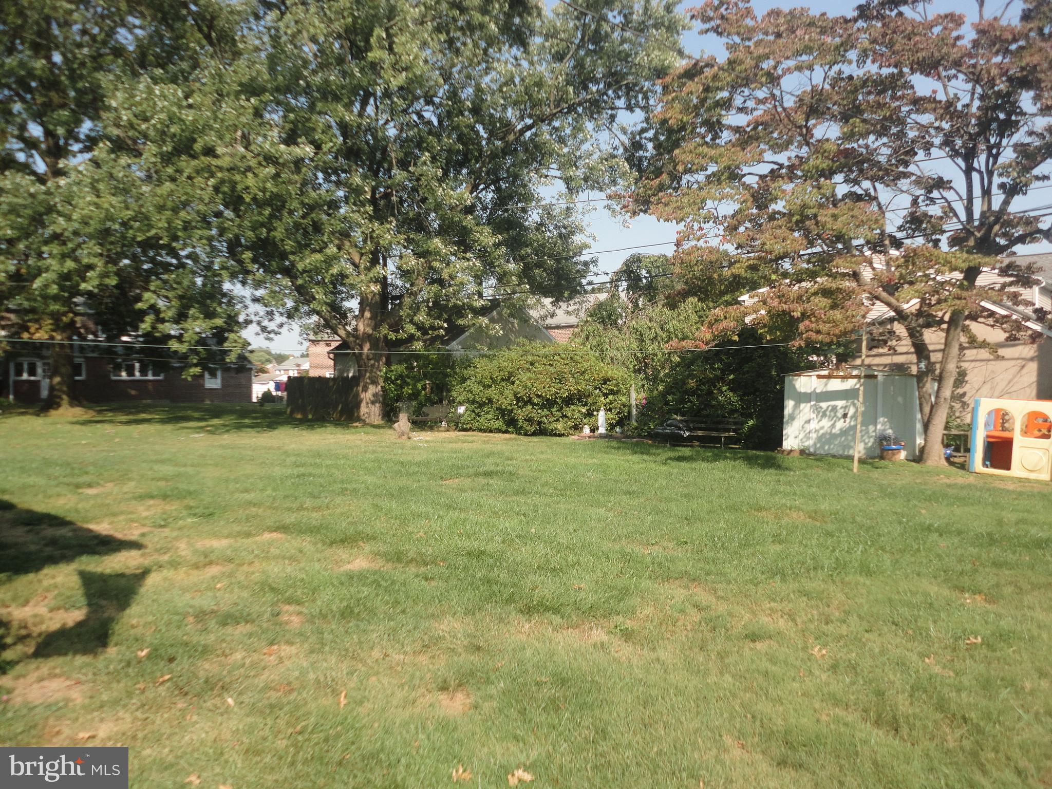 115 West Avenue Springfield, PA 19064 - Photo 33 of 34 Spacious & Level Backyard