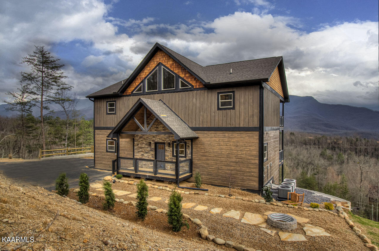 621 Big Bear Ridge Road, Gatlinburg, TN 37738 Compass