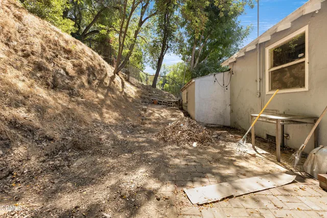 a view of a backyard