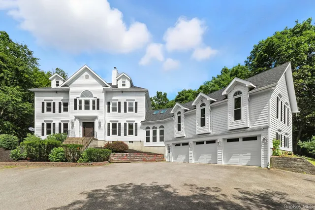 $885,000 | 19 Friendship Lane, Red Hook, NY 12571