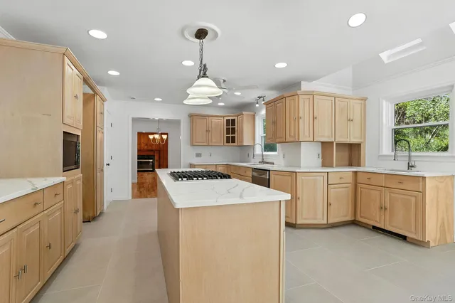 $885,000 | 19 Friendship Lane, Red Hook, NY 12571