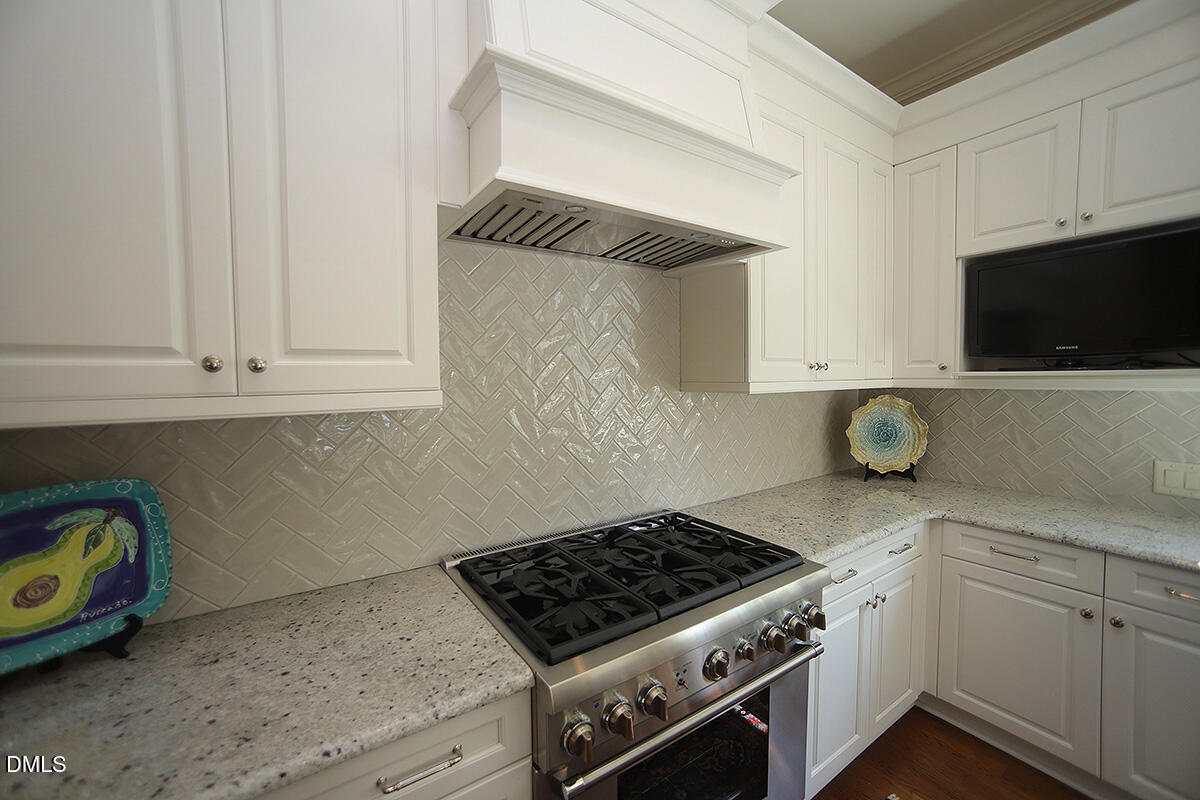 620 Wade Avenue, Unit 206 Raleigh, NC 27605 - Photo 28 of 42 a kitchen with a stove and a white cabinets