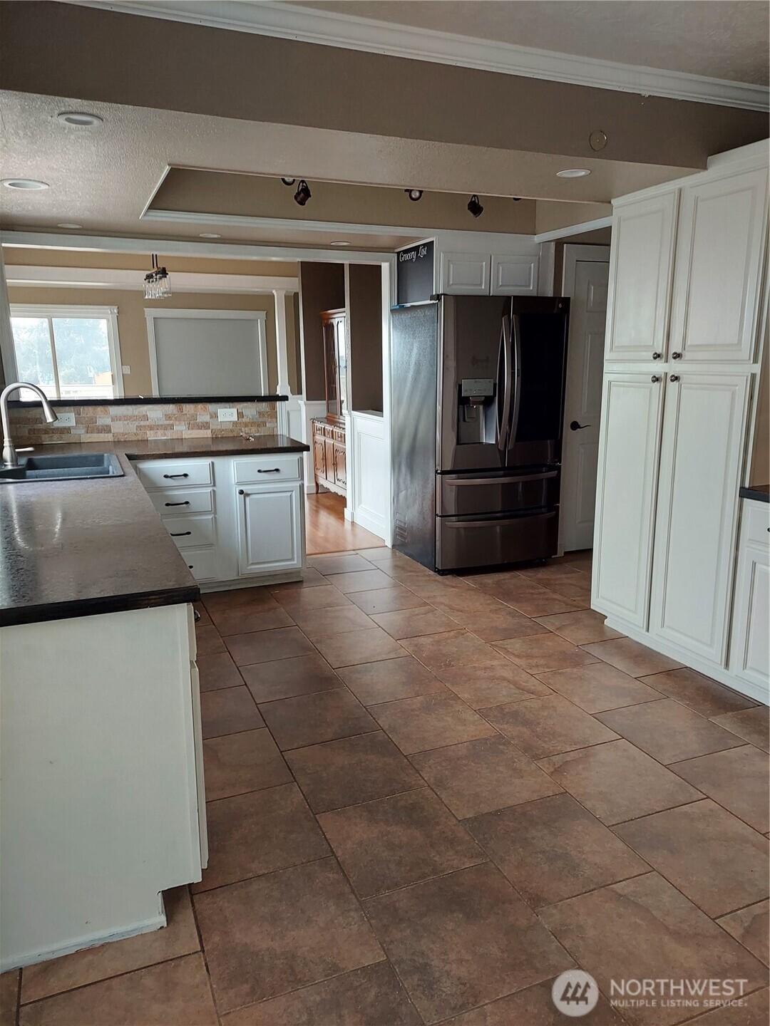 405 Strand Road Ephrata, WA 98823 - Photo 12 of 26 a kitchen with granite countertop a refrigerator and a stove