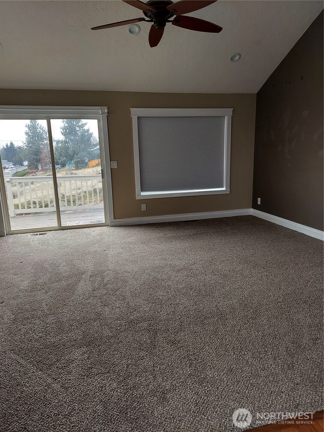 405 Strand Road Ephrata, WA 98823 - Photo 21 of 26 a view of an empty room with a window