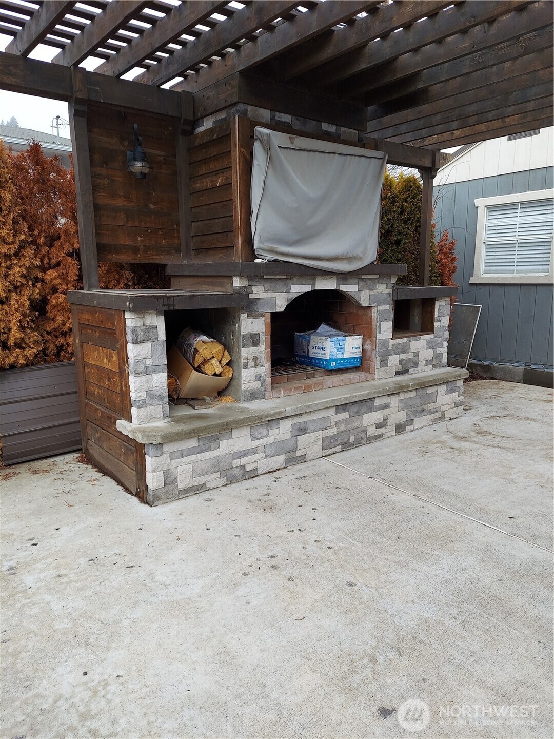 405 Strand Road Ephrata, WA 98823 - Photo 23 of 26 a view of fireplace and window