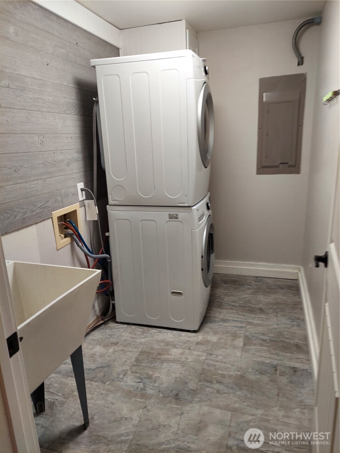 405 Strand Road Ephrata, WA 98823 - Photo 8 of 26 a bathroom with a tub