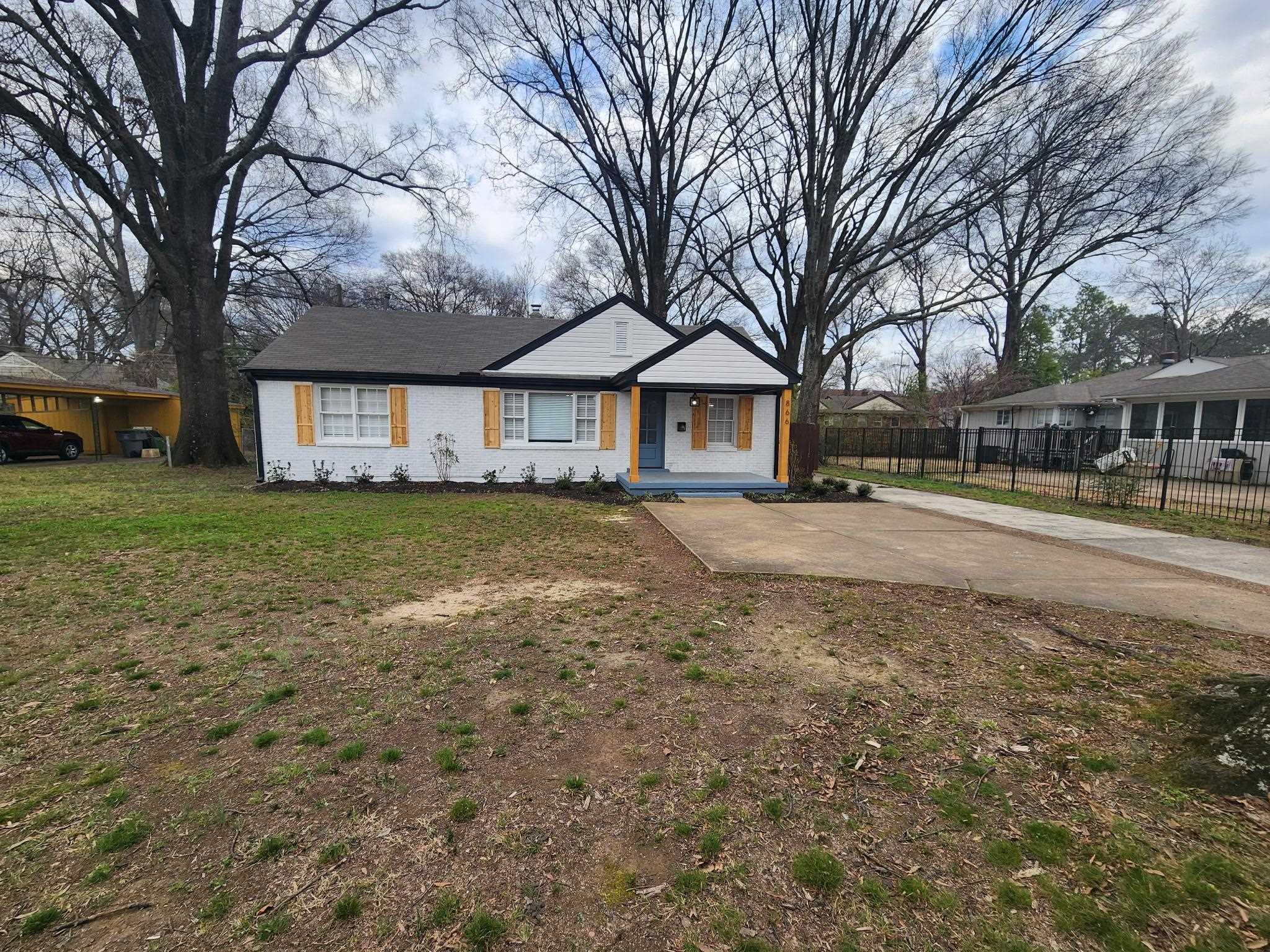 866 Colonial Road Memphis, TN 38117 - Photo 2 of 15 View of front facade with covered porch and concrete driveway