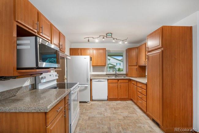 8598 Ingalls Circle Arvada, CO 80003 - Photo 8 of 24