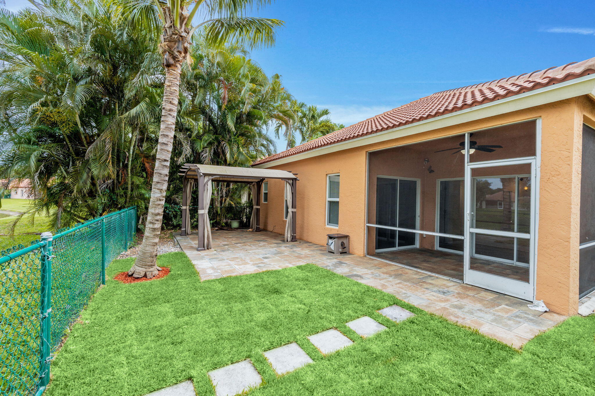 5122 Elpine Way Riviera Beach, FL 33418 - Photo 11 of 35 a backyard of a house with table and chairs