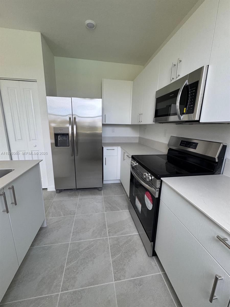 2825 Southeast 25th Avenue Homestead, FL 33035 - Photo 13 of 42