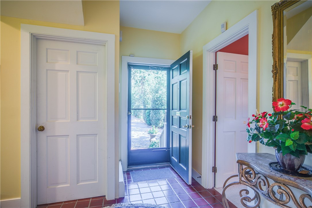107 Old Beach Road, Unit 5 Newport, RI 02840 - Photo 3 of 30