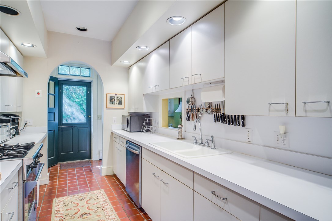 107 Old Beach Road, Unit 5 Newport, RI 02840 - Photo 10 of 30