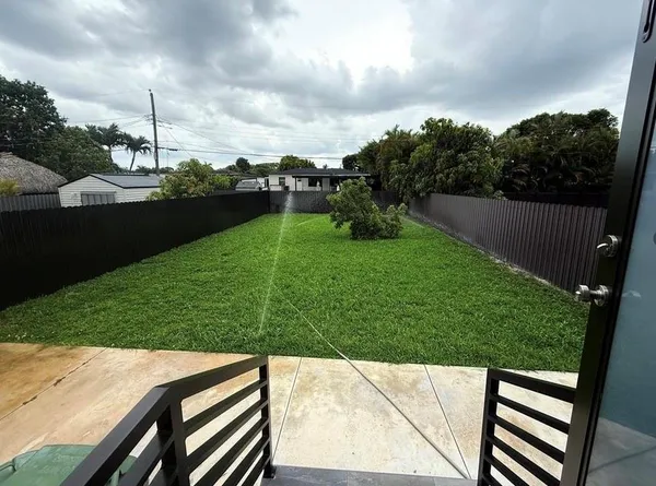 a view of a backyard
