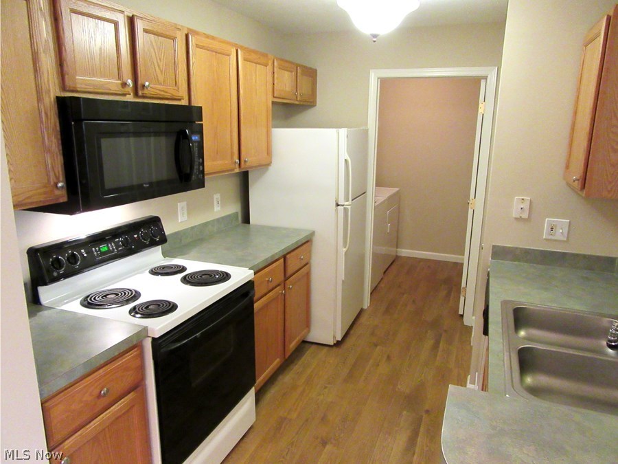 29798 Center Ridge Road Westlake, OH 44145 - Photo 8 of 19 All appliances stay. Microwave new in 2012