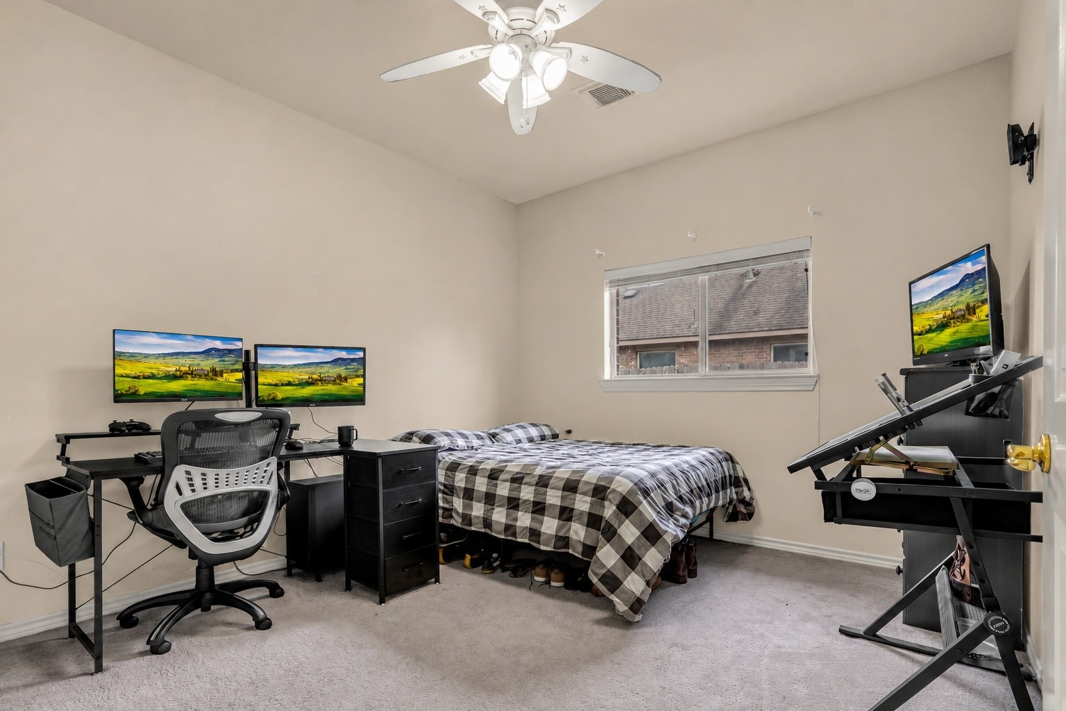 629 Spring Forest Drive Conroe, TX 77302 - Photo 23 of 39 Guest bedroom 2