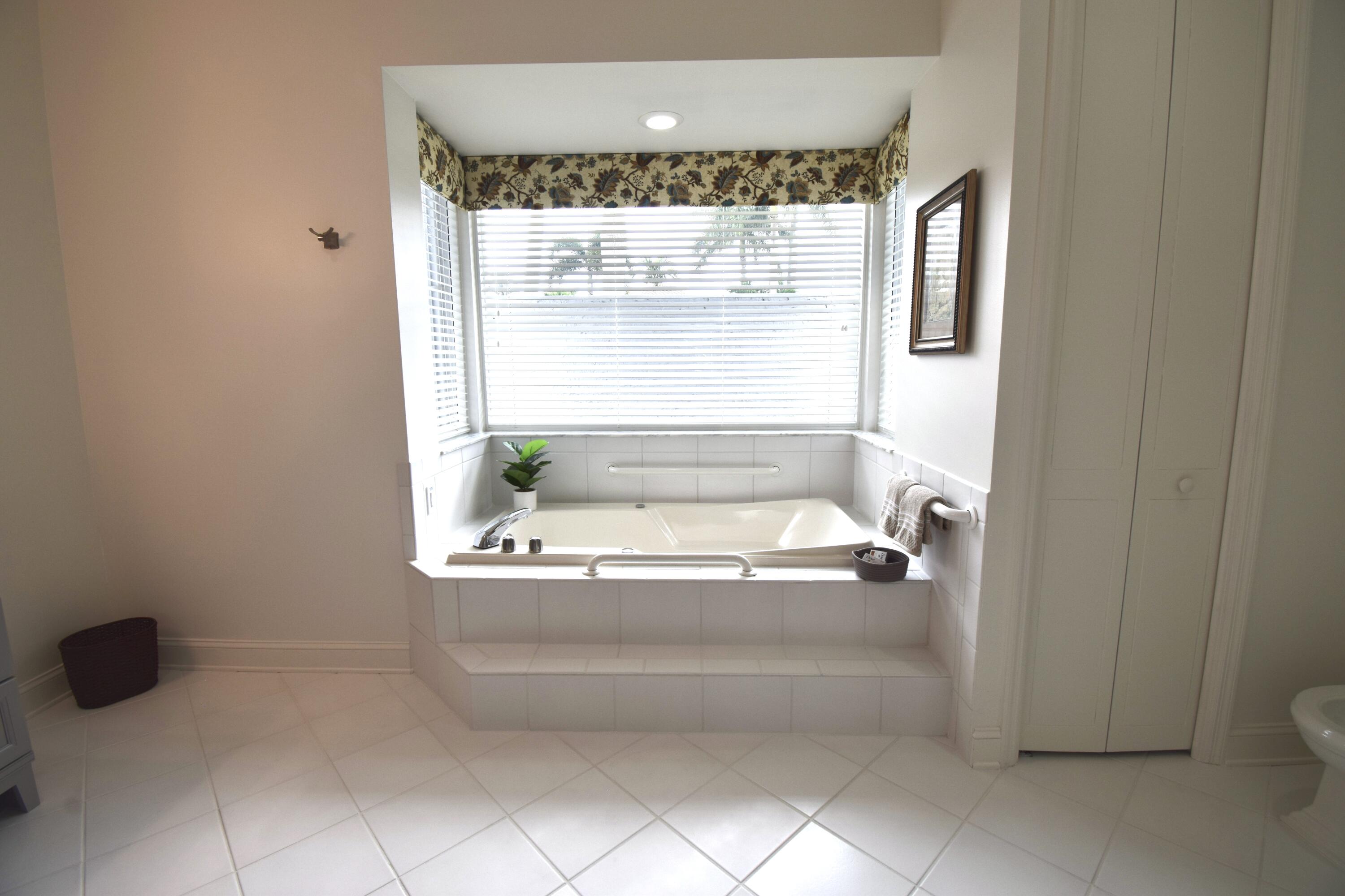 10550 Stonebridge Boulevard Boca Raton, FL 33498 - Photo 14 of 37 Master Soaking Tub