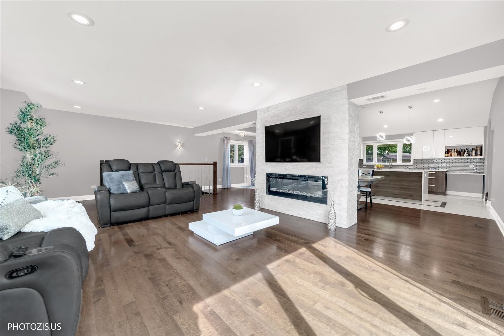 831 Sunnyside Road Roselle, IL 60172 - Photo 12 of 39 Gallery Image 12