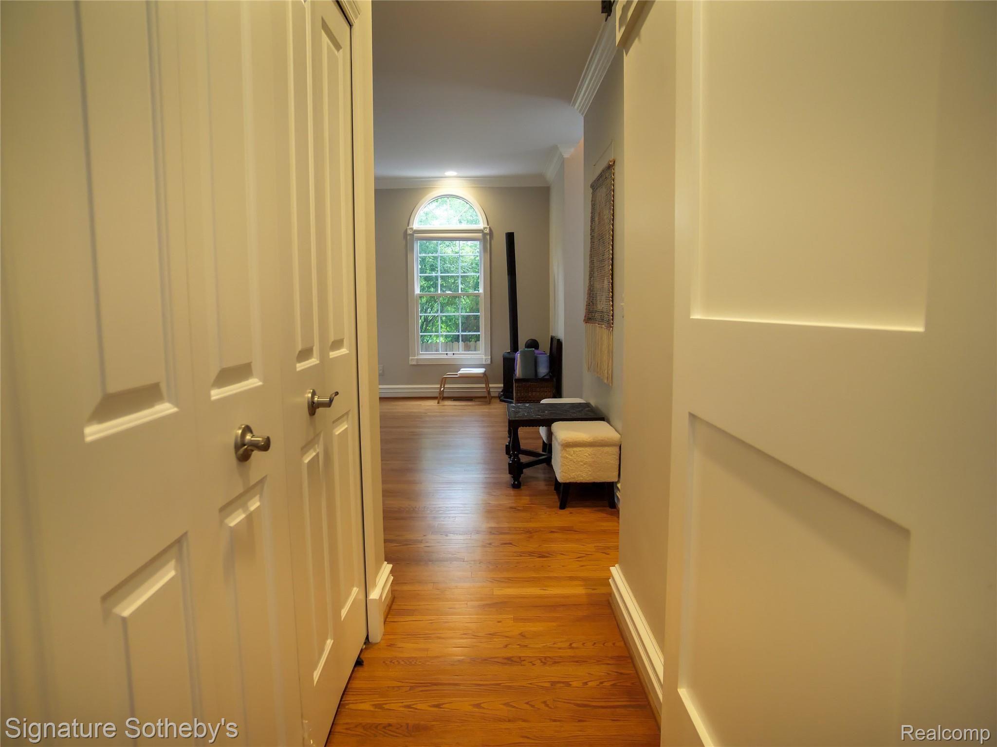 399 Neff Road Grosse Pointe, MI 48230 - Photo 17 of 52 11.1 Hallway