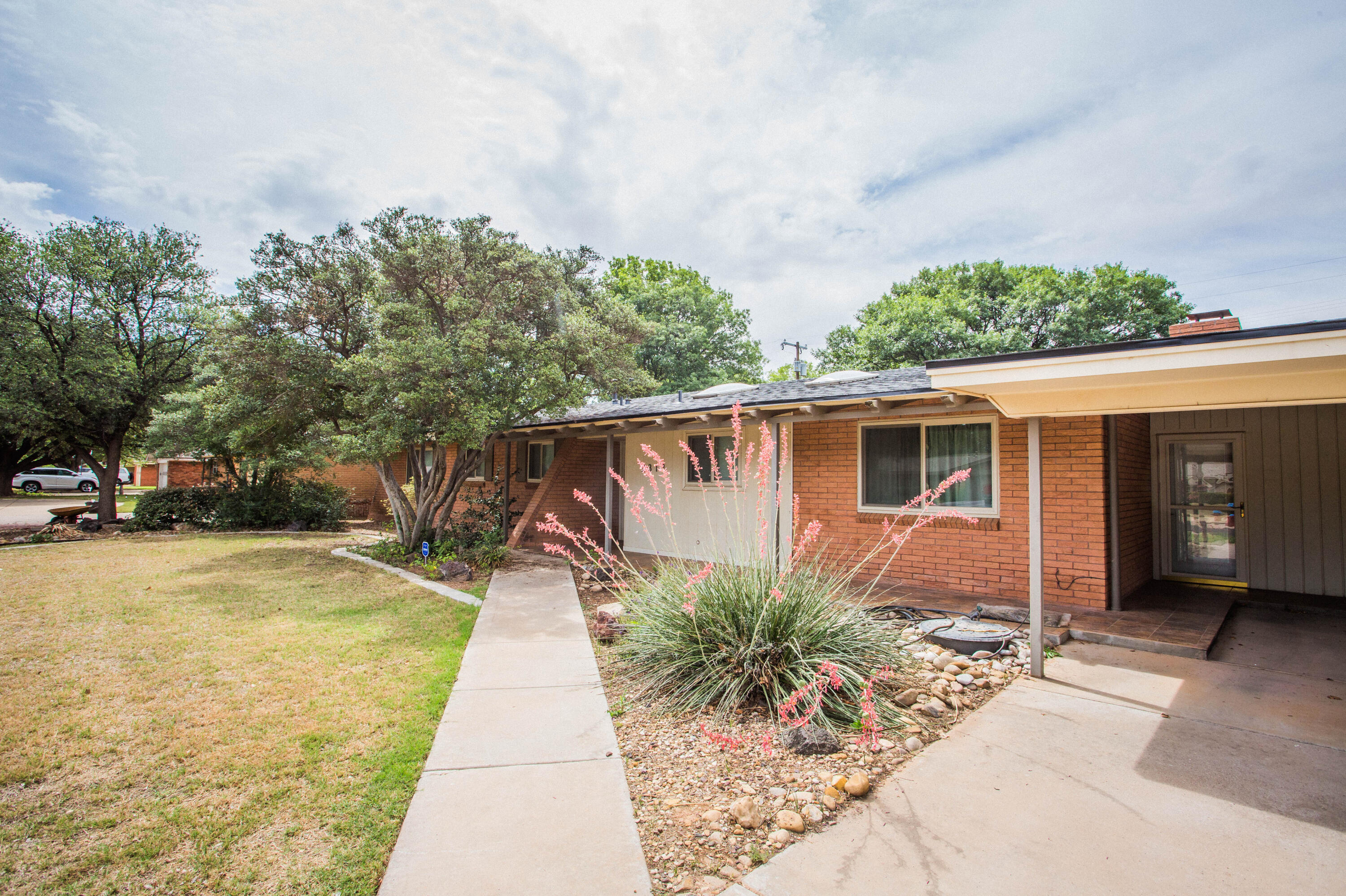 2313 58th Street Lubbock, TX 79412 - Photo 3 of 75 5V2A0083