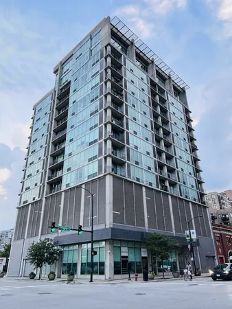 $2,400 | 700 West Van Buren Street, Unit 1407, Chicago, IL 60607
