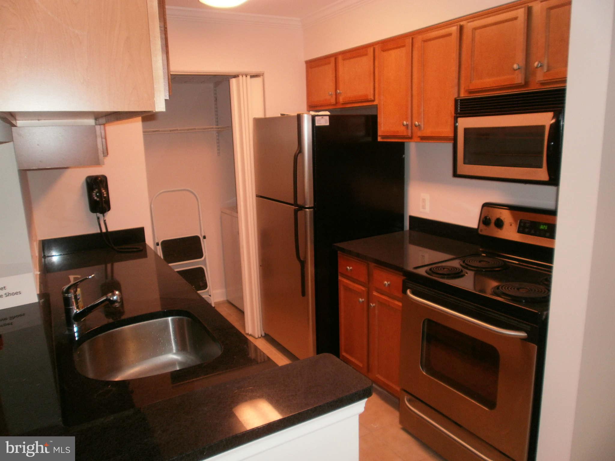 1781 Jonathan Way, Unit L Reston, VA 20190 - Photo 5 of 15 Kitchen-Right View