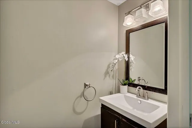 $249,900 | 132 Point Of Woods Drive, Albany, NY 12203